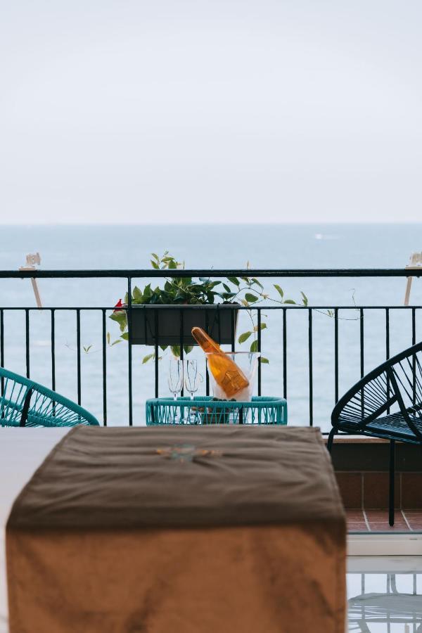Frontemare Suite Castellammare di Stabia Exteriör bild